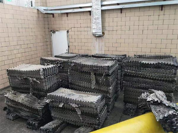 知道冷却塔各部分结冰的原因吗？(冷却塔下面漏水)